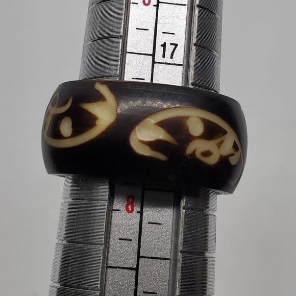 Brown & Cream Carved Ring - Picture 6 of 6